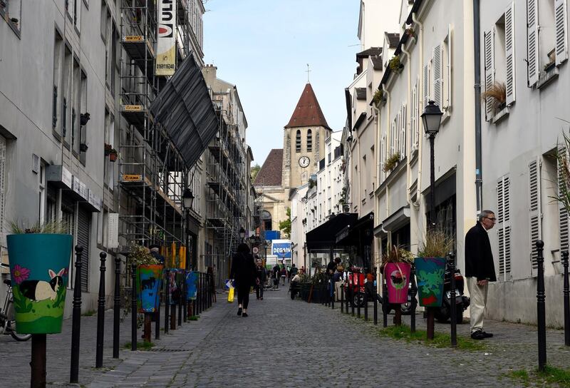 People walk down a pedestrian street in the Saint-Blaise neighborhood of Paris on April 17, 2015.     AFP PHOTO / LOIC VENANCE / AFP PHOTO / LOIC VENANCE