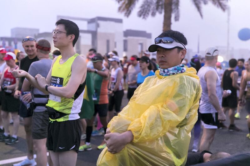 DUBAI, UNITED ARAB EMIRATES - Jan 26, 2018. 

 7pm start for the Standard Chartered Dubai Marathon Masses race. 

(Photo by Reem Mohammed/The National)

Reporter: Amith
Section: NA + SP