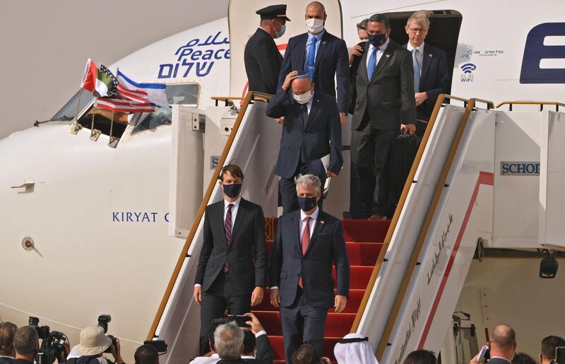 TOPSHOT - US Presidential Adviser Jared Kushner (C-L) and US National Security Adviser Robert O’Brien (C-R) disembark from the the El Al's airliner, which is carrying a US-Israeli delegation to the UAE following a normalisation accord, upon landing on the tarmac on August 31, 2020, in the first-ever commercial flight from Israel to the UAE at the Abu Dhabi airport. A US-Israeli delegation including White House advisor Jared Kushner took off on a historic first direct commercial flight from Tel Aviv to Abu Dhabi to mark the normalisation of ties between the Jewish state and the UAE. / AFP / Karim SAHIB
