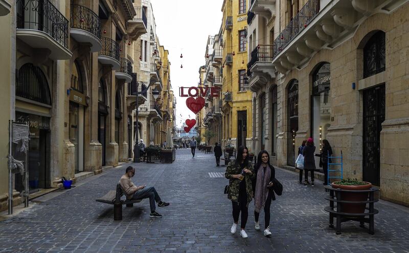 A picture taken on February 8, 2018 shows hearts decorating a street in the centre of the Lebanese capital Beirut, as the city prepares to celebrate St Valentine's Day on February 14. / AFP PHOTO / JOSEPH EID