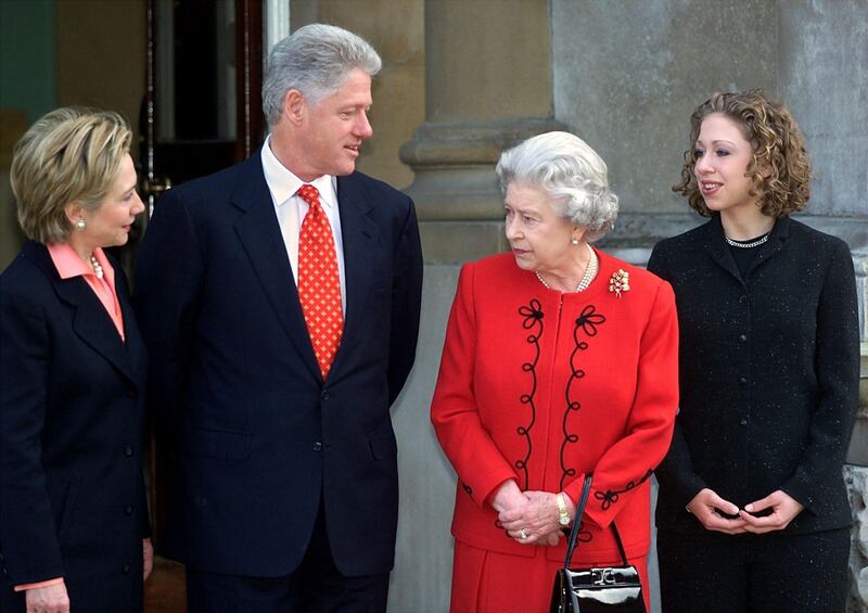 US President Bill Clinton (2ndL) talks with Britain's Queen Elizabeth II (2ndR) along with the First Lady Hillary Rodham Clinton (L) and daughter Chelsea (R) at the Garden Entrance of Buckingham Palace 14 December 2000 in London, England. The Clinton's had tea with the queen as they wrapped up their three-day trip to Ireland, Northern Ireland and the UK. AFP PHOTO/Paul RICHARDS (Photo by PAUL J. RICHARDS / AFP)