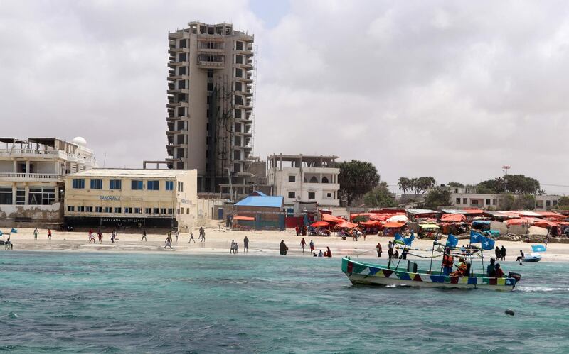 A view of Mogadishu's Lido Beach where local residents come to spend time at the beach on July 22, 2019.  Despite attacks by the Islamist group Al-Shabaab on key spots in Somalia's capital Mogadishu, local resident still dare to flock to tourism spots in the city to have fun and relax during their free times. / AFP / Abdirazak Hussein FARAH

