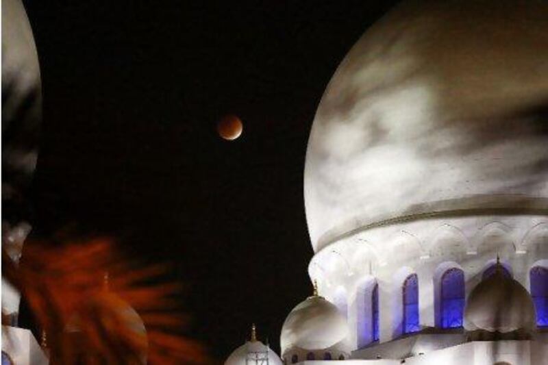 Abu Dhabi, United Arab Emirates-December 10, 2011: View of Lunar Eclipse from Sheikh Zayed Mosque in Abu Dhabi . ( Satish Kumar / The National )