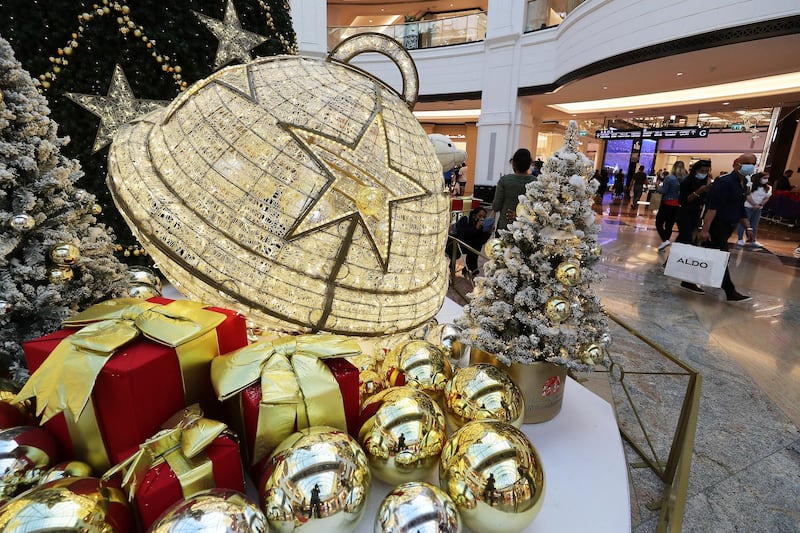 DUBAI, UNITED ARAB EMIRATES , December 23– 2020 :-  People doing last minute Christmas shopping at Mall of the Emirates in Dubai. ( Pawan Singh / The National ) For News/Standalone.
