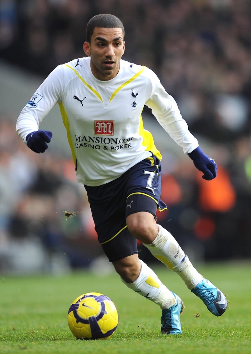 LONDON, ENGLAND - DECEMBER 28:  Aaron Lennon of Tottenham Hotspur runs with the ball during the Barclays Premier League match between Tottenham Hotspur and West Ham United at White Hart Lane on December 28, 2009 in London, England.  (Photo by Shaun Botterill/Getty Images)