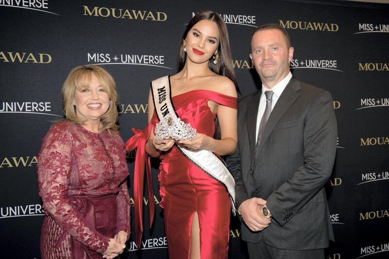 ATLANTA, GA - DECEMBER 5: Paula M. Sugart, Miss Universe Catriona Gray and Pascal Mouawad unveil the new Miss Universe crown on December 5, 2019 at Marriott Marquis in Atlanta, GA. Designed by luxury jeweler Mouawad, the crown is crafted in 18-karat gold, handset with more than 1770 diamonds including a magnificent centerpiece shield-cut golden canary diamond weighing 62.83-carats. The Power of Unity crown marks the first collaboration between Mouawad and Miss Universe.  (Photo by Marcus Ingram/Getty Images for Endeavor) *** Local Caption *** ATLANTA, GA - DECEMBER 5: Paula M. Sugart, Miss Universe Catriona Gray and Pascal Mouawad unveil the new Miss Universe crown on December 5, 2019 at Marriott Marquis in Atlanta, GA. Designed by luxury jeweler Mouawad, the crown is crafted in 18-karat gold, 