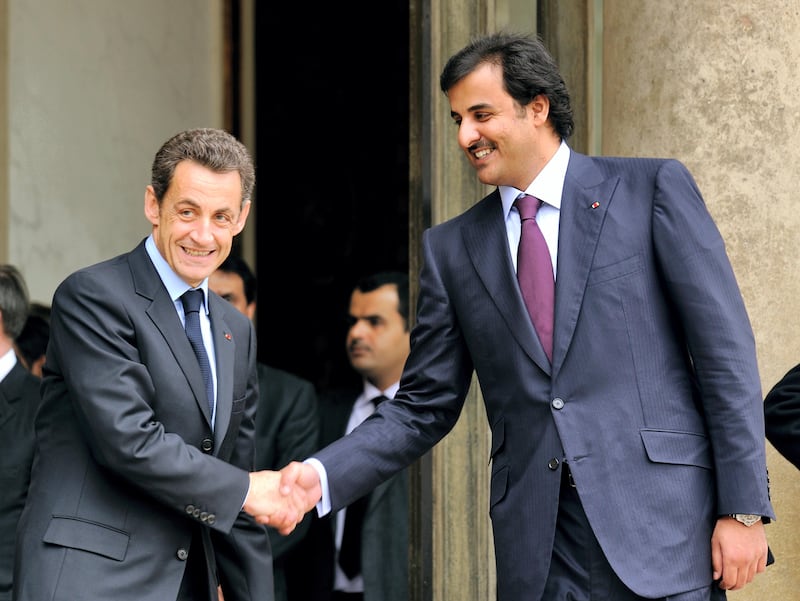 French President Nicolas Sarkozy (L) shakes hand with Qatar Crown Prince Sheikh Tamim Bin Hamad Al Thani (R) on February 3, 2010 at the Elysee Palace in Paris after a working lunch.     AFP PHOTO / ERIC FEFERBERG / AFP PHOTO / ERIC FEFERBERG