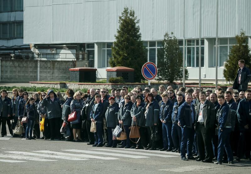 Employees of Chernobyl nuclear power plant wait for a bus after work at a nuclear power plant in Chernobyl, Ukraine April 20, 2018.  REUTERS/Gleb Garanich