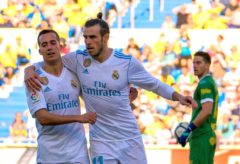epa06639289 Real Madrid's Gareth Bale (C) celebrates with Lucas Vazquez (L) after scoring the 3-0 lead during the Spanish Primera Division soccer match between UD Las Palmas and Real Madrid played at Gran Canaria stadium, in Las Palmas, Canary Islands, Spain, 31 March 2018.  EPA/Angel Medina