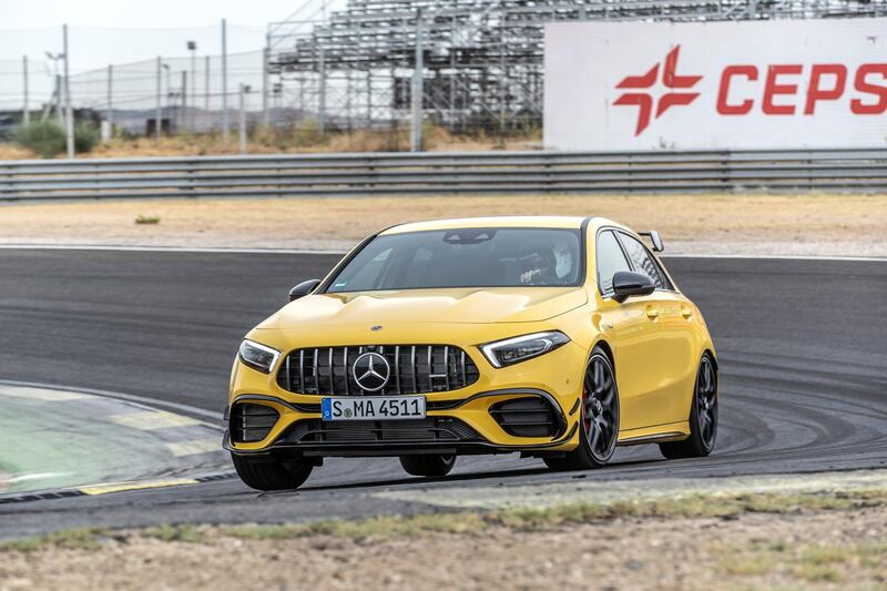 Mercedes-AMG A 45 S 4MATIC+, Sonnengelb, Leder - Nappa AMG schwarz mit gelben Kontrastziernähten // Mercedes-AMG A 45 S 4MATIC+, sun yellow, Leather – black, with yellow topstitching 
Kraftstoffverbrauch kombiniert: 8,4-8,3 l/100 km; CO2-Emissionen kombiniert: 192-189 g/km // Fuel consumption combined: 8.4-8.3 l/100 km; Combined CO2 emissions: 192-189 g/km
