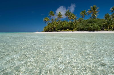 J2F3P6 Cook Islands. Palmerston Island, a classic atoll, discovered by Captain Cook in 1774. Current population of 62 people, are all descendants of William Marsters (aka Masters). Beach view with person in the distance. Alamy