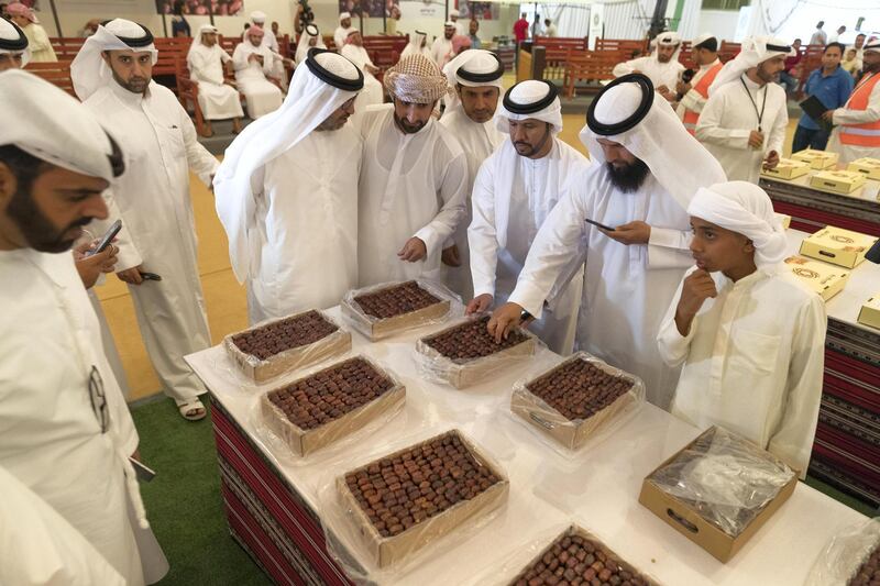 LIWA, UNITED ARAB EMIRATES. 05 October 2017. Liwa Date Auction. Opening day of the first annual Liwa Date Auction. Prospective buyers inspect a lot of dates up for sale. (Photo: Antonie Robertson/The National) Journalist: Anna Zacharias. Section: National.