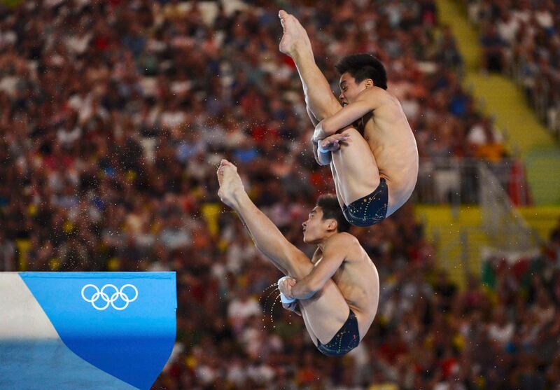 China's Cao Yuan (L) and Zhang Yanquan perform a dive in the men's synchronised 10m platform final during the London 2012 Olympic Games at the Aquatics Centre July 30, 2012. REUTERS/Toby Melville (BRITAIN  - Tags: SPORT OLYMPICS SPORT DIVING)  