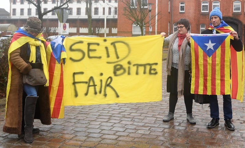 People hold a poster and Estelada (Catalan separatist flag) in protest to support the release of former Catalan regional president Carles Puigdemont in front of the prison in Neumuenster, Germany, April 3, 2018.  The poster reads "Be fair please"    REUTERS/Fabian Bimmer
