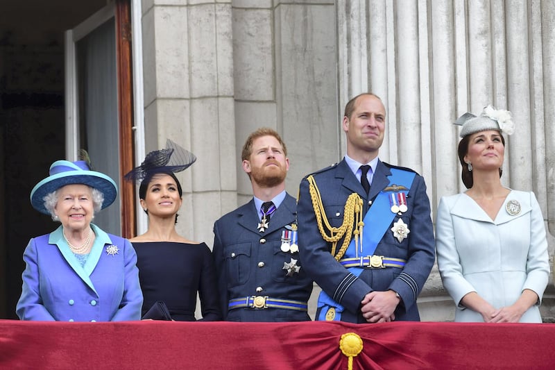 LONDON, ENGLAND - JULY 10:  Queen Elizabeth II, Meghan, Duchess of Sussex, Prince Harry, Duke of Sussex, Prince William Duke of Cambridge and Catherine, Duchess of Cambridge watch the RAF 100th anniversary flypast from the balcony of Buckingham Palace on July 10, 2018 in London, England. (Photo by Paul Grover - WPA Pool/Getty Images)