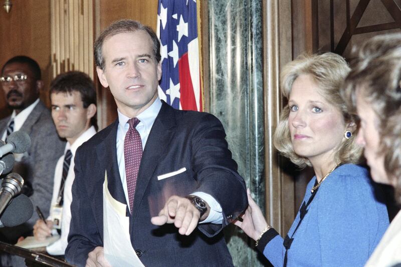 US Senator Joseph Biden, D-Del., announces on September 23, 1987 that he is withdrawing from the race for the 1988 Democratic presidential nomination, as his wife Jill grasps his arm (R). (Photo by Jerome DELAY / AFP)
