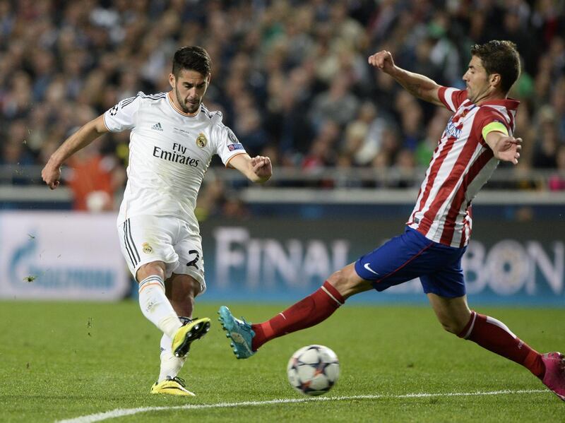 Real Madrid's defender Daniel Carvajal (L) shoots during the UEFA Champions League Final Real Madrid vs Atletico de Madrid at Luz stadium in Lisbon, on May 24, 2014.   AFP PHOTO/ FRANCK FIFE (Photo by FRANCK FIFE / AFP)