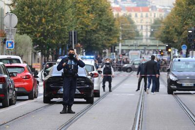 French policemen stand guard a street after a knife attack in Nice on October 29, 2020. A man wielding a knife outside a church in the southern French city of Nice slit the throat of one person, leaving another dead and injured several others in an attack on Thursday morning, officials said. The suspected assailant was detained shortly afterwards, a police source said, while interior minister Gerald Darmanin said on Twitter that he had called a crisis meeting after the attack. / AFP / Valery HACHE
