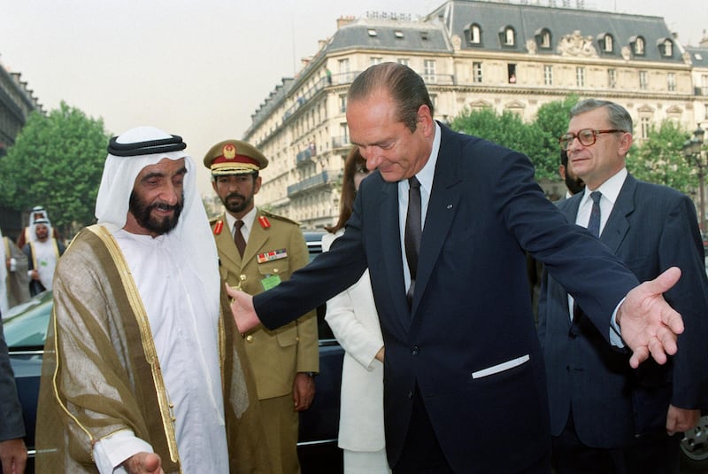 Mayor of Paris Jacques Chirac (R) invites United Arab Emirates President Sheikh Zayed Ben Sultan Al Nahyan (L), to enter the Paris City Hall 10 September 1991. Sheikh Zayed Ben Sultan Al Nahayan is in France for a three-day official visit. AFP PHOTO PIERRE GUILLAUD (Photo by PIERRE GUILLAUD / AFP)