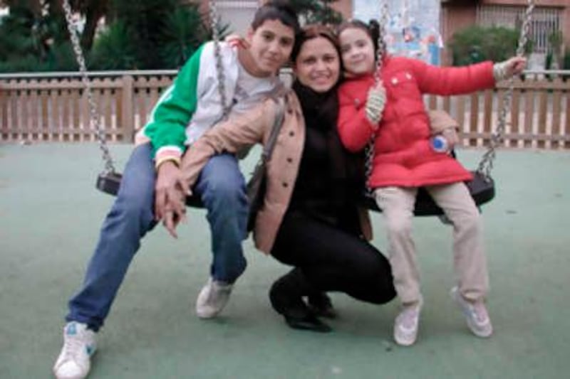  In this undated photo released by the Hospital Clinic of Barcelona on Tuesday, Nov. 18, 2008, Claudia Castillo, center, the recipient of a windpipe transplant which used tissue grown from her own stem cells, poses for a photograph with her children in Barcelona, Spain. European doctors have performed a windpipe transplant with tissue grown from the patient's own stem cells, eliminating the need for anti-rejection drugs. (AP Photo/Hospital Clinic of Barcelona, HO) ** EDITORIAL USE ONLY ** *** Local Caption ***  LON116_Spain_Windpipe_Transplant.jpg