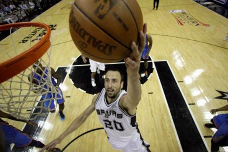 epa03239169 San Antonio Spurs guard Manu Ginobili of Argentina (C) goes to the basket against the Oklahoma City Thunder during the second half of game one of the NBA Western Conference finals at ATT Center in San Antonio, Texas, USA, 27 May 2012.  EPA/ERIC GAY / POOL CORBIS OUT