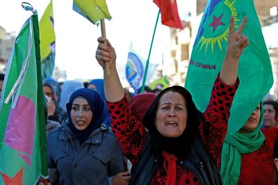 Syrian kurds demonstrate in Qamishli against Turkish shelling of Kurdish militia posts in northern Syria, on October 31, 2018. A Kurdish-led force backed by the US-led coalition said on October 31 it was suspending operations against the Islamic State group after Turkish shelling of Kurdish militia posts in northern Syria. The Syrian Democratic Forces, joint Arab-Kurdish units led by the Kurds, announced a "temporary halt" to its operation launched in eastern Syria on September 10 while condemning the "provocations" of Turkey. / AFP / Delil SOULEIMAN
