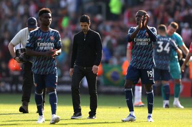 Soccer Football - Premier League - Southampton v Arsenal - St Mary's Stadium, Southampton, Britain - April 16, 2022 Arsenal manager Mikel Arteta with players after the match REUTERS/Ian Walton EDITORIAL USE ONLY.  No use with unauthorized audio, video, data, fixture lists, club/league logos or 'live' services.  Online in-match use limited to 75 images, no video emulation.  No use in betting, games or single club /league/player publications.   Please contact your account representative for further details. 