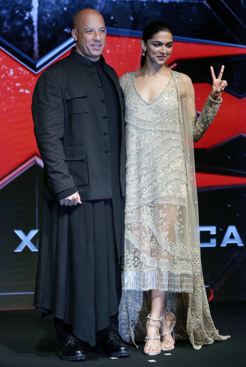 epa05713278 US actor Vin Diesel (L) and Bollywood actress Deepika Padukone (R) pose for pictures during the promotional event of their upcoming movie 'xXx: The Return of Xander Cage' in Mumbai, India, 12 January 2017. The movie releases in India on 14 January 2017.  EPA/DIVYAKANT SOLANKI