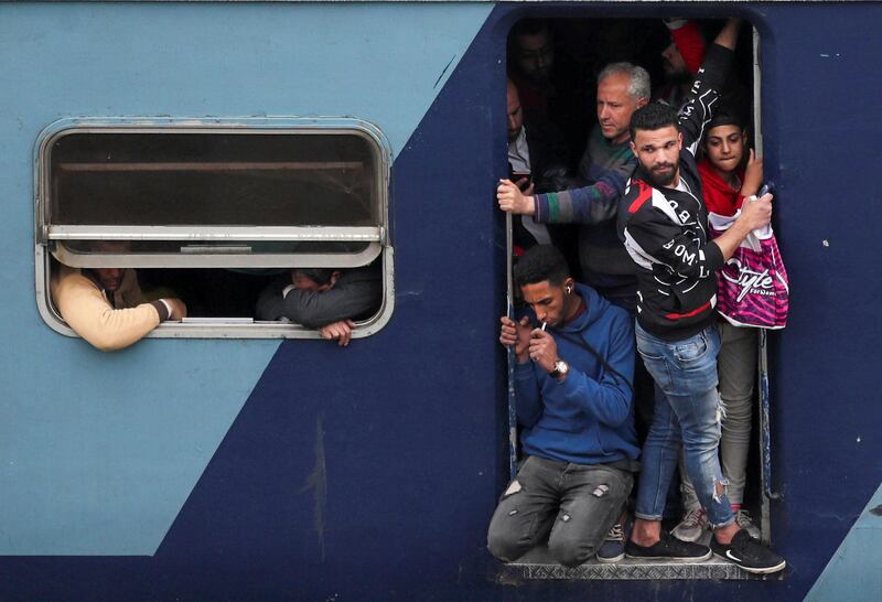 People travel on an overcrowded train before hours of curfew which was ordered by the Egyptian Prime Minister Mostafa Madbouly to contain the spread of the coronavirus disease (COVID-19), on the outskirts of Cairo, Egypt March 26, 2020. REUTERS/Mohamed Abd El Ghany