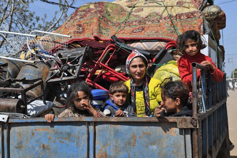 Civilians, fleeing the city of Afrin in northern Syria, are seen arriving in the village of az-Ziyarah, in the government-controlled part of the northern Aleppo province, on March 19, 2018. / AFP PHOTO / GEORGE OURFALIAN