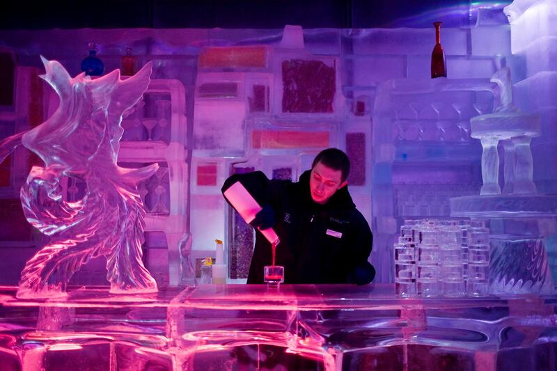 Dubai - August 17, 2008: Maksim Kacharov, 30, prepares a cold drink at Chillout ice lounge at Times Square Center. ( Philip Cheung / The National ) *** Local Caption ***  PC0090-chilloutlounge.jpgPC0090-chilloutlounge.jpg