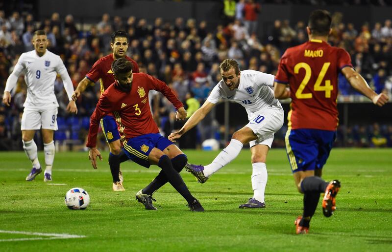 ALICANTE, SPAIN - NOVEMBER 13:  Harry Kane of England shoots past Gerard Pique of Spain during the international friendly match between Spain and England at Jose Rico Perez Stadium on November 13, 2015 in Alicante, Spain.  (Photo by Mike Hewitt/Getty Images)