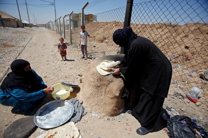 Displaced Iraqi women from Talafar make bread in Salamya camp, east of Mosul, Iraq August 6, 2017. Picture taken August 6, 2017. REUTERS/Khalid Al-Mousily