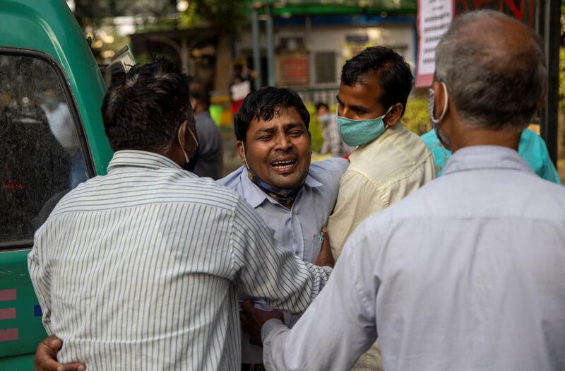 Family members mourn after a man is declared dead outside the coronavirus disease (COVID-19) casualty ward, at Guru Teg Bahadur hospital, amidst the spread of the disease in New Delhi, India, April 23, 2021. REUTERS/Danish Siddiqui