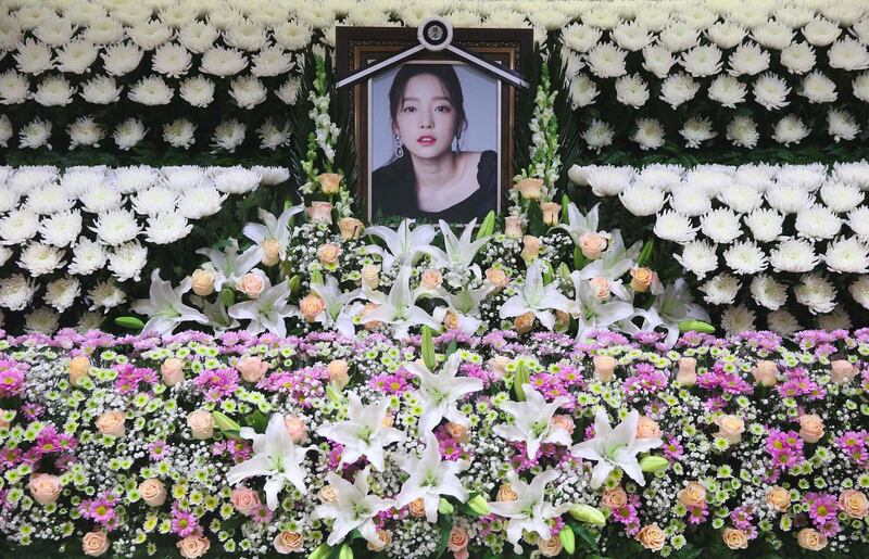 TOPSHOT - The portrait of late K-pop star Goo Hara is seen surrounded by flowers at a memorial altar at a hospital in Seoul on November 25, 2019. Fans mourned and questions were asked November 25 after K-pop star and revenge porn victim Goo Hara was found dead in a possible suicide, which would make her the second female singer in a month to take her own life in the high-pressure industry. - South Korea OUT
 / AFP / Dong-A Ilbo / str
