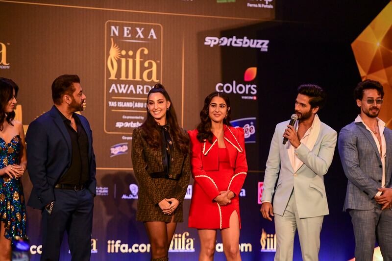Salman Khan, Nora Fatehi, Sarah Ali Khan, Shahid Kapoor, Tiger Shroff on stage. 