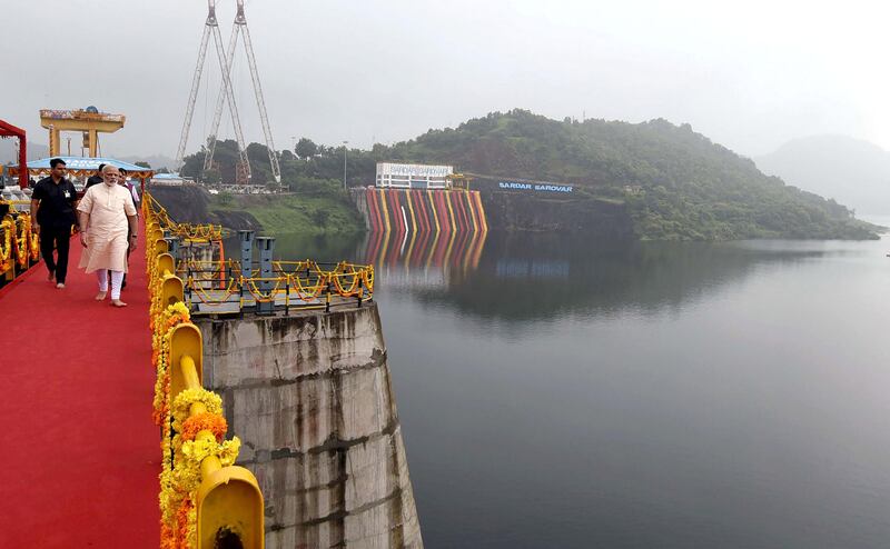 In this photograph released by the Indian Press Information Bureau on September 17, 2017, Indian Prime Minister Narendra Modi visits the Sardar Sarovar Dam in Narmada in the state of Gujarat.
Indian Prime Minister Narendra Modi inaugurated the Sardar Sarovar Dam, the country's largest dam, on September 17, 2017. / AFP PHOTO / PIB / Handout / AFP PHOTO / PIB -----EDITORS NOTE---- RESTRICTED TO EDITORIAL USE MANDATORY CREDIT "AFP PHOTO / PIB" ---- NO MARKETING NO ADVERTISING CAMPAIGNS NO ARCHIVES - DISTRIBUTED AS A SERVICE TO CLIENTS