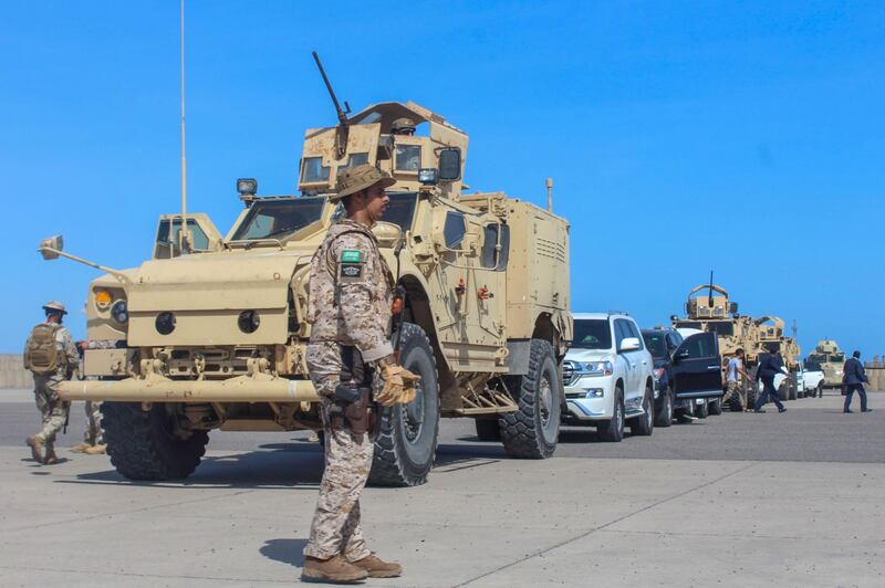 Saudi forces stand guard during the arrival of Yemen's Prime Minister in Aden on November 18, 2019. Yemen's prime minister returned to the southern city of Aden under a peace deal with southern separatists who drove the government out of its provisional capital in August. / AFP / Saleh Al-OBEIDI
