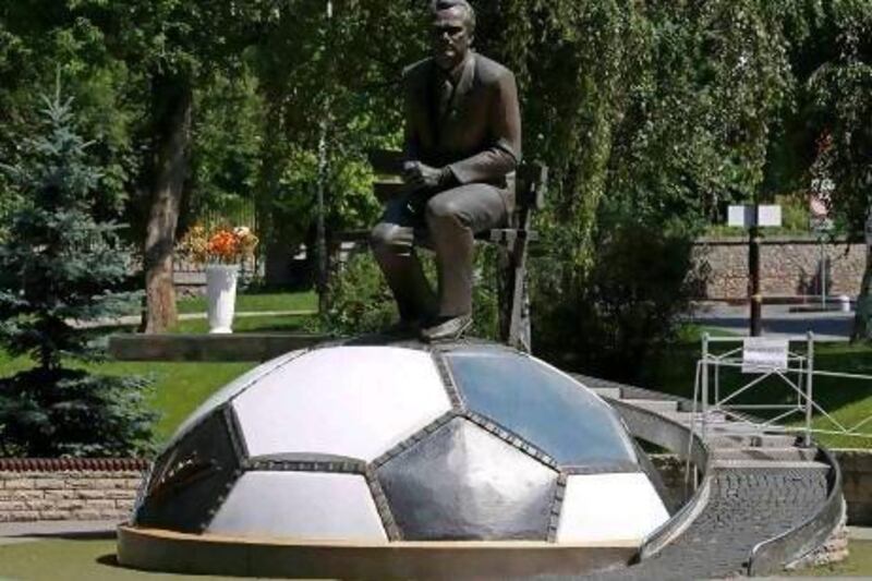 Valeriy Lobanovsky, whose statue in Kiev, above, is a reminder of his studious nature, was hugely successful as the manager of Dynamo Kiev and Spain. Eddie Keogh / Reuters