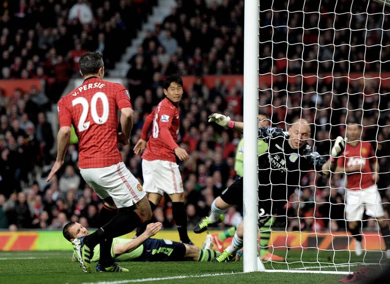 epa03673176 Manchester United's Robin Van Persie (L) scores the opening goal during the English Premier League match between Manchester United and Aston Villa at the Old Trafford stadium in Manchester, Britain, 22 April 2013.  EPA/PETER POWELL DataCo terms and conditions apply.  https://www.epa.eu/downloads/DataCo-TCs.pdf *** Local Caption ***  03673176.jpg