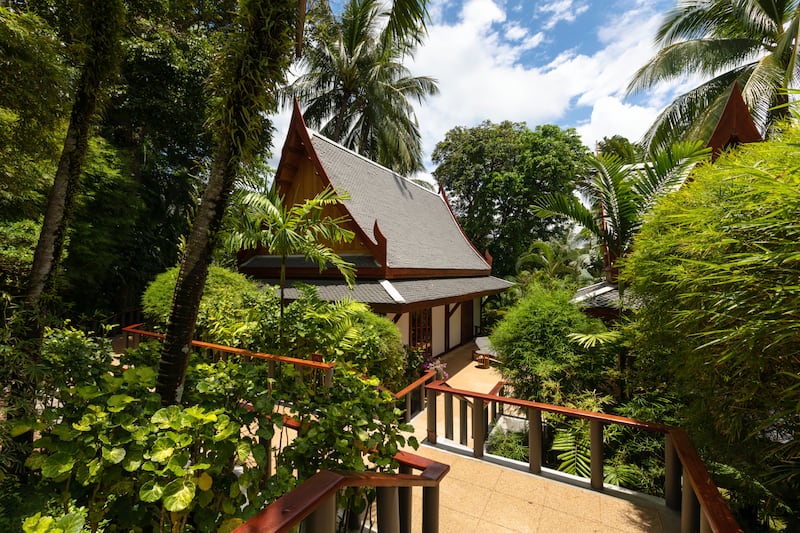 Pavilions are all connected by floating walkways, giving the impression that you’re living atop the trees.