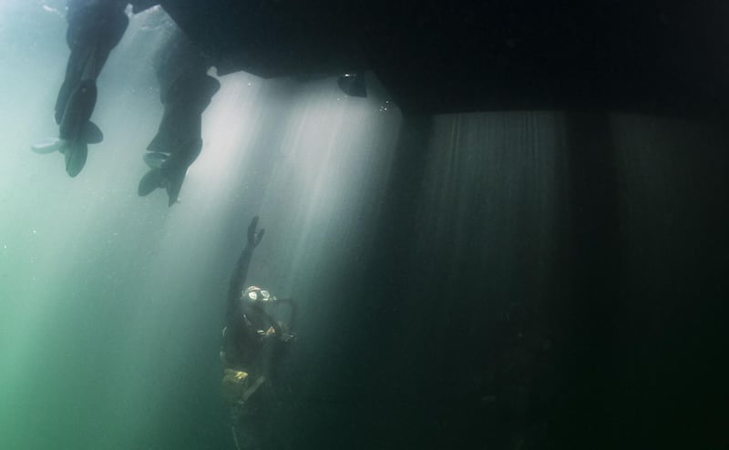 This US Navy photo obtained June 2, 2019 shows a Sailor assigned to Naval Special Warfare Group 2 conducting military dive operations in the Atlantic Ocean off the East Coast of the United States on May 29, 2019. - US Navy SEALs engage in a continuous training cycle to improve and further specialize skills needed during deployments across the globe. SEALs are the maritime component of US Special Forces and are trained to conduct missions from sea, air, and land. Naval Special Warfare (NSW) has more than 1,000 special operators and support personnel deployed to more than 35 countries, addressing security threats, assuring partners and strengthening alliances while supporting Joint and combined campaigns. (U.S. Navy photo by Senior Chief Mass Communication Specialist Jayme Pastoric/Released) (Photo by Jayme PASTORIC / Navy Office of Information / AFP) / RESTRICTED TO EDITORIAL USE - MANDATORY CREDIT "AFP PHOTO /US NAVY/JAYME PASTORIC" - NO MARKETING - NO ADVERTISING CAMPAIGNS - DISTRIBUTED AS A SERVICE TO CLIENTS