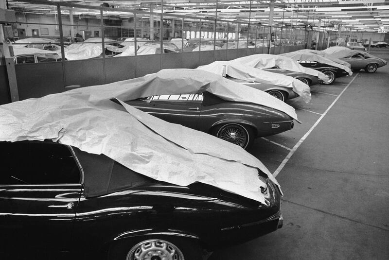 A line of new Jaguar E-type sports cars under dust sheets at the Jaguar factory, Coventry, 2nd September 1972.
(Photo by Frank Tewkesbury/Evening Standard/Hulton Archive/Getty Images)