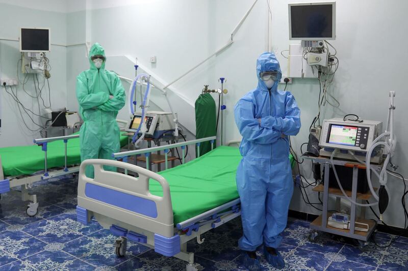 Health workers, wearing their personal protective equipment (PPE), are seen at the newly-inaugurated intensive care unit for COVID-19 patients in Yemen's third city of Taiz, on April 30, 2020. Yemen's healthcare system has been blighted by years of war that have driven millions from their homes and plunged the country into what the United Nations describes as the world's worst humanitarian crisis. / AFP / AHMAD AL-BASHA
