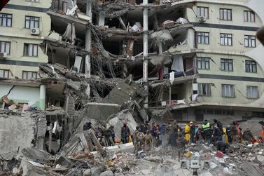 Rescue workers search for survivors under the rubble following an earthquake in Diyarbakir, Turkey February 6, 2023.  REUTERS / Sertac Kayar
