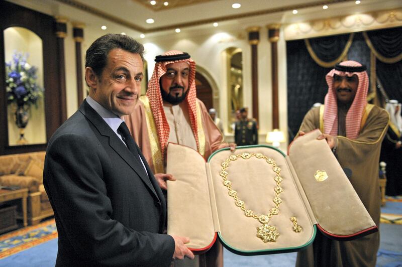 Emirati President Sheikh Khalifa bin Zayed al-Nahayan (C) presents his French counterpart Nicolas Sarkozy (L) with a medal during their meeting in Abu Dhabi, 15 January 2008. Sarkozy arrived in the United Arab Emirates where nuclear and defence deals were expected to be signed on the final leg of a Gulf tour. AFP PHOTO/POOL/ERIC FEFERBERG / AFP PHOTO / ERIC FEFERBERG