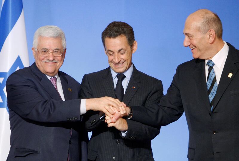 France's President Nicolas Sarkozy (C) shakes hands with Palestinian President Mahmoud Abbas (L) and Israel's Prime Minister Ehud Olmert after a joint news briefing at the Elysee Palace July 13, 2008.   REUTERS/Vincent Kessler  (FRANCE)