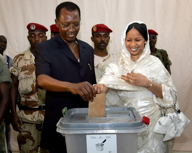 Idriss Deby Itno with his wife Hynda, casts his vote for the presidential election in N'Djamena in May 2006. AFP