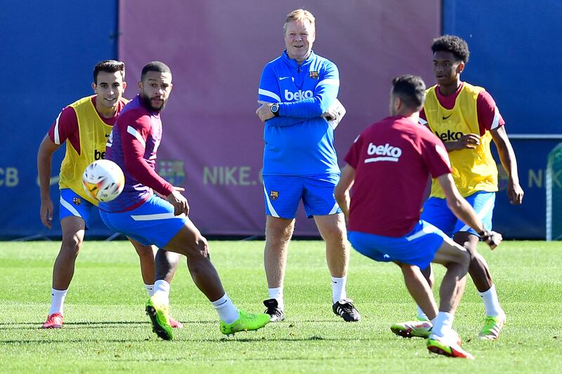 Barcelona's Dutch coach Ronald Koeman (C) heads a training session at the Joan Gamper training ground in Sant Joan Despi on September 19, 2021, on the eve of their Spanish League football match against Granada.  (Photo by Pau BARRENA  /  AFP)