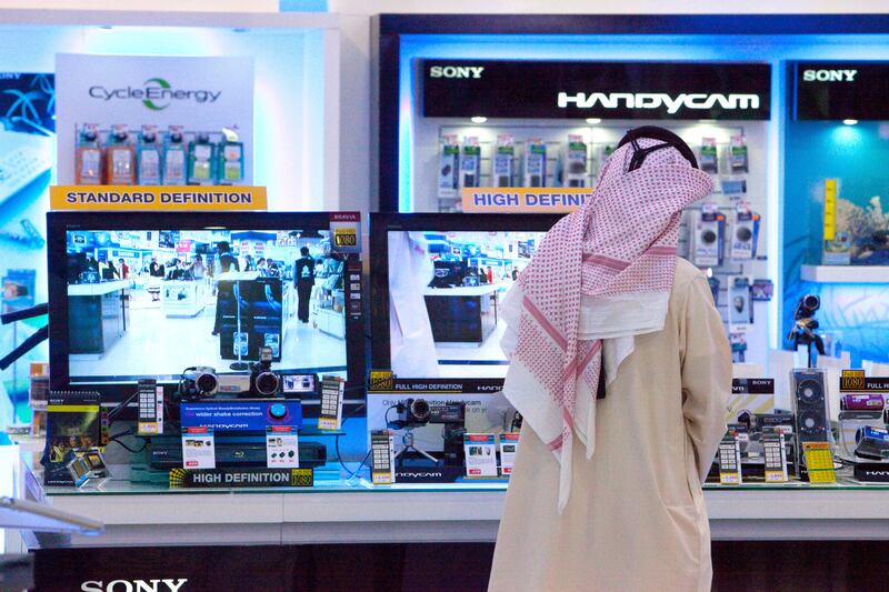 UAE - Dubai - Dec 20 - 2010: A man check electronics gadgets at  Jumbo Electronics store in Mall of the Emirates during the Christmas season. ( Jaime Puebla - The National Newspaper )